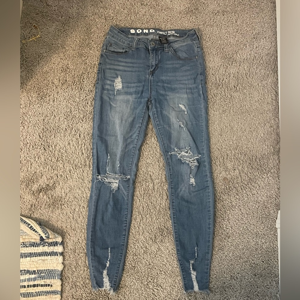 Distressed skinny jeans
